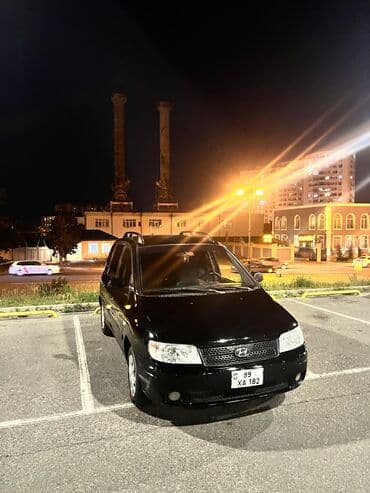 багажник на крышу авто: Hyundai Matrix avtomobili. Qara rəngli bu model, funksional dam — 2