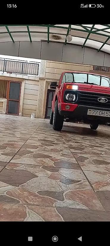 LADA Niva (VAZ 2121) – parlaq qırmızı rəngdə şəhər və off-road üçün