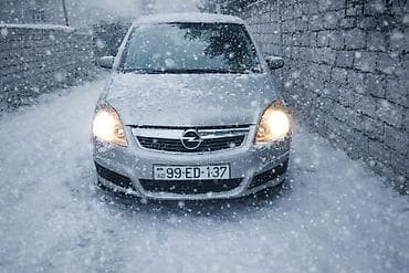 Opel Zafira, gümüşü rəng, 7 yerlik (3 cərgə oturacaq) minivan