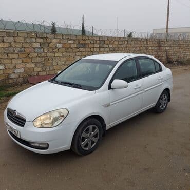 ust baqaj: Hyundai Accent sedan - Kuzov: 4 qapılı sedan, ağ rəng - Mühərrik — 3