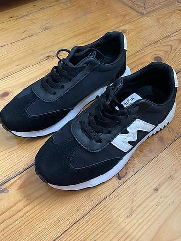 Qara-ağ idman krossovkası - Rəng: qara üst hissə, ağ detallı yan “M”