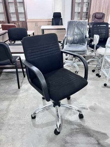 кресло для компьютера: С колесиками, Рукояти не регулируются, Ткань — 1