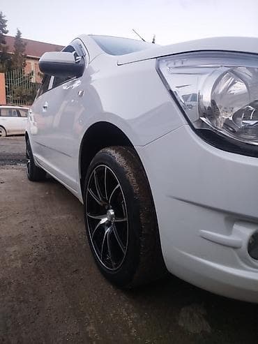 Chevrolet: Chevrolet Cobalt sedan - Kuzov: 4 qapılı sedan, ağ və qara rəng — 9