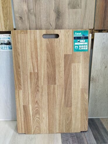 laminant: Fanat markalı, yüngül tonlu laminat paneli. Panelin üzərində taxta — 1