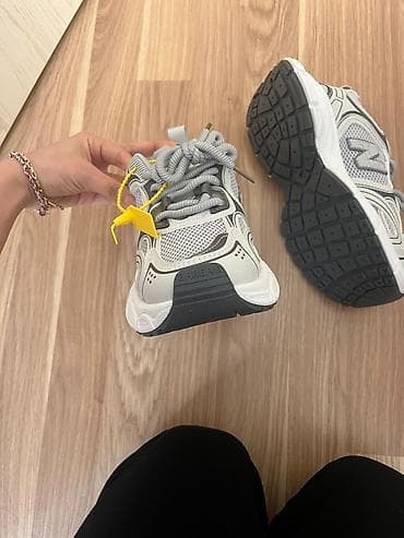 Səndəl və şəp-şüplər: Model: Boz-ağ rəng palitrasında idman ayaqqabısı Ölçü: 38 (dabanın — 1