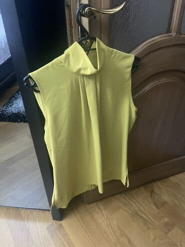 qadın ucun yay koynəkləri: Sarı-yaşıl rəngdə qadın bluzu/topu. - Model: qolsuz, boğazı yüngül — 1