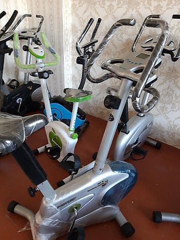Evdə məşq üçün nəzərdə tutulmuş sabit velotrenajor. Bu velotrenajor