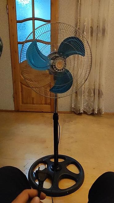 met: Döşəmə tipli elektrik ventilyatoru - Tənzimlənən hündürlüklü ştanqalı — 1