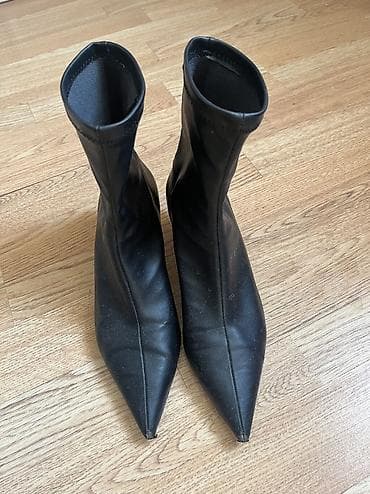ZARA botinka 
geyilib