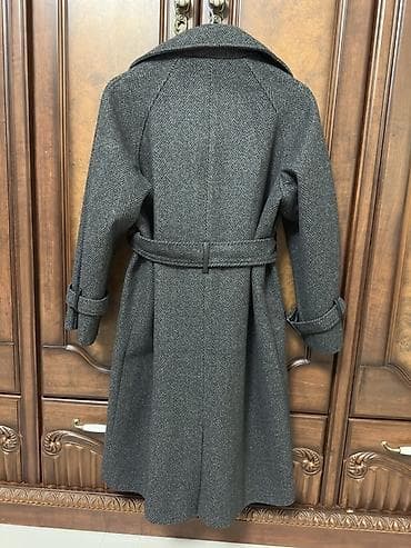 Kişi geyimləri: Qadın üçün palto – tünd boz, xırda “balıqqulağı” (herringbone) naxışlı — 2