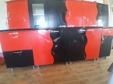 asma tavan metbex ucun: Müasir üslubda dizayn edilmiş qırmızı və qara rənglərdə mətbəx dolab — 2