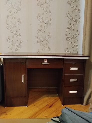 ofis desti: 2 yazı masası, bir servant. İşlənmişdir. 3u bir yerde satılır. Ayrı — 3