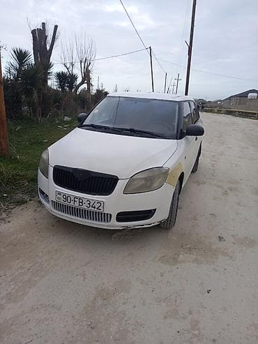 hyundai i30 universal: Skoda Fabia Combi, ağ rəng, universal kuzov. Texniki xüsusiyyətlər: - — 2