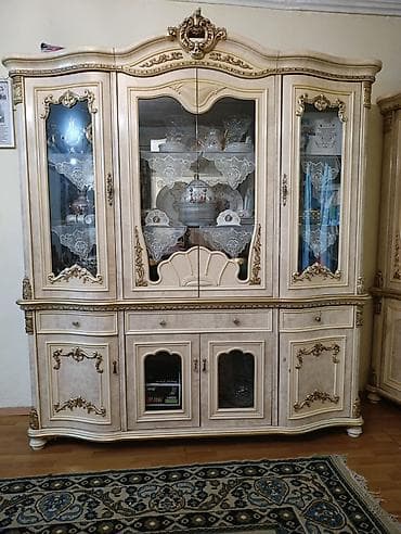salon mebelleri: Klassik üslubda qonaq otağı mebel dəsti Tərkib: - Böyük vitrini şkaf — 1