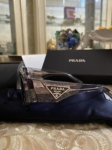 Çantalar: Gün eynəyi, Prada — 2