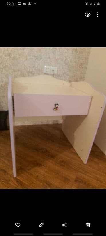 uşag masası: Yaxşı vəziyyətdə uşaq masası. 6 yaşa qədər 2 ədəd kitab rəfi. biri 30 — 3