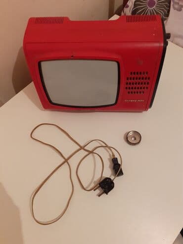 Retro kiçik ölçülü televizor. İşləkdir. Sadəcə ekran birdən tam