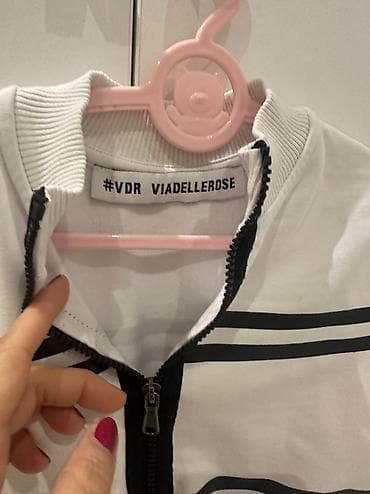 qirmizi paltar: İkisinə -10 man Uşaq üçün svitşot və yüngül jaket dəsti. ( Zara, VDR) — 2