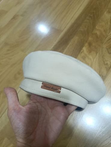 Əl işi bej rəngli kepka/beret - Dizayn: Minimalist, dairəvi formalı