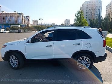 Kia Sorento – ağ rəngli, şəhər və uzun məsafələr üçün rahat və geniş