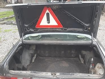 maşın 06: Mercedes-Benz 190 (W201) sedan - Kuzov: 4 qapılı sedan, qara rəng - — 6