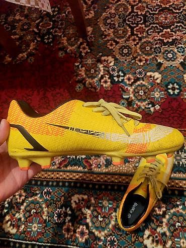 sarı toplar: Bolka 42 ölçü futbol buçqaları (krampon) - Ölçü: 42 (daxili etiketdə — 3