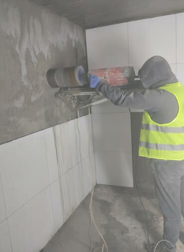 tikinti usta: Beton kəsmə ve desme xidməti. Beton kəsmə və desme isderi görürük — 2