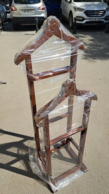 Taxta paltar asqısı – “valet stand” - Material: tam taxta karkas