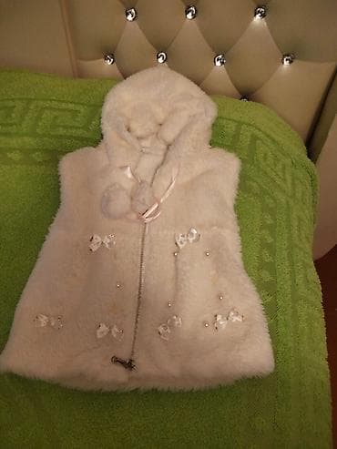 Ağ rəngli, kapüşonlu qız uşağı üçün xəz jilet. Yumşaq, tüklü