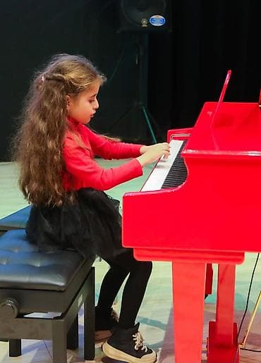 ev tiken usta: Fortepiano müəllimi.Tədbirlərə və açılışlara dəvət. ONLINE ve ƏYANI — 2