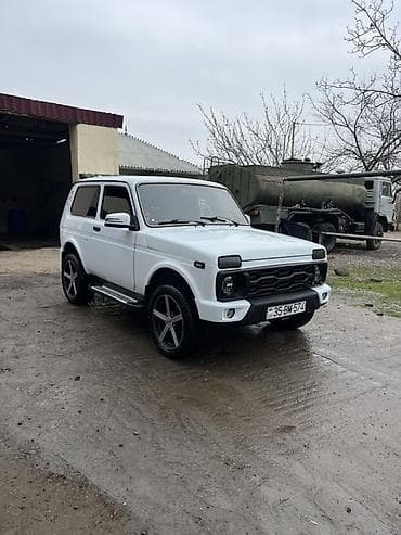 mersedes maşin: Lada Niva 3 qapı, ağ rəngli, kuzov kiti ilə yenilənmiş şəhər/ofroad — 4
