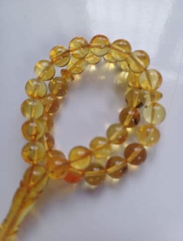 yun koftalar: Təsbeh – kiçik kəhrəba muncuqlu, şəffaf limon tonlarda.Bütöv — 2