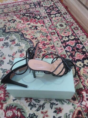 Toy paltarları və aksesuarları: Yalnız bir dəfə az gününə geyinilib.Qadın ayaqqabısı – zərif, nazik — 2