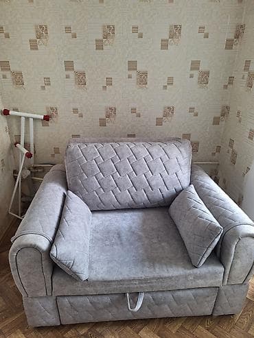 Kreslo-kravat, Parça