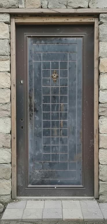 dəmir qapı ikinci əl: Mənzil üçün İşlənmiş Giriş qapısı Glazok ilə, Zəmanətsiz, Ödənişli quraşdırma, Ünvandan götürmə — 1