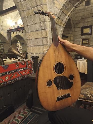 gitara sim: Ud – Şərq simli musiqi aləti Xüsusiyyətlər: - Korpus: çoxzolaqlı — 3