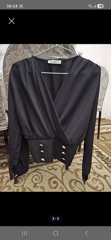 ketan paltar: Qadın bluzu – qara rəngdə, uzunqol, şıq dizayn - V-yarıqlı, ön hissədə — 1