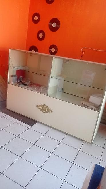 Şüşə vitrin–stend - Material: ön və yuxarı hissə tam şüşə, içəridə 1 — 1