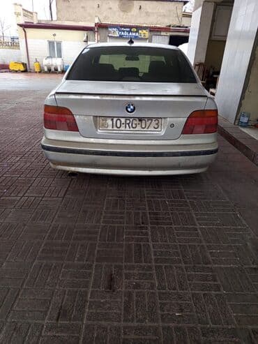 e39: BMW 5 Series E39 sedan - Kuzov: sedan, gümüşü rəng - Nömrə nişanı: AZ — 2