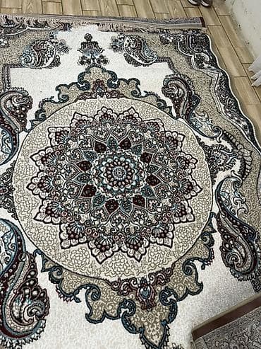 gamma: Xalça – klassik şərq ornamentli, mərkəzdə medalyon kompozisiyalı. - — 2