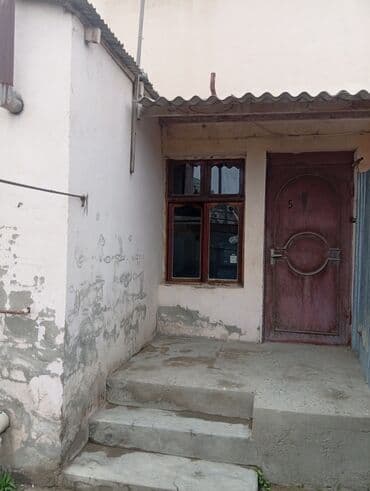 sahil qəsəbəsində evlər: 1 otaqlı həyət evi - Girişdə pilləkənli kiçik eyvan və dəmir giriş — 1