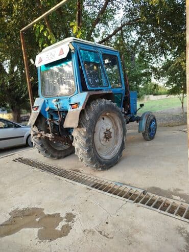 turbo az traktor belarus 82 xacmaz: Göy rəngli Belarus traktor. Traktor böyük kənd təsərrüfatı işləri üçün — 2