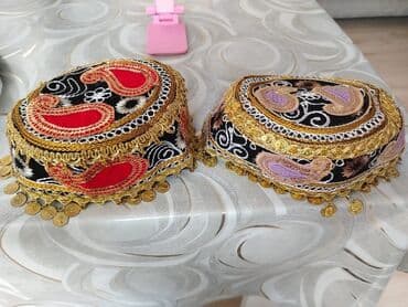 Toy paltarları və aksesuarları: Milli papaq dəsti – əl işi - Naxışlı, qızılı haşiyəli iki ədəd milli — 1