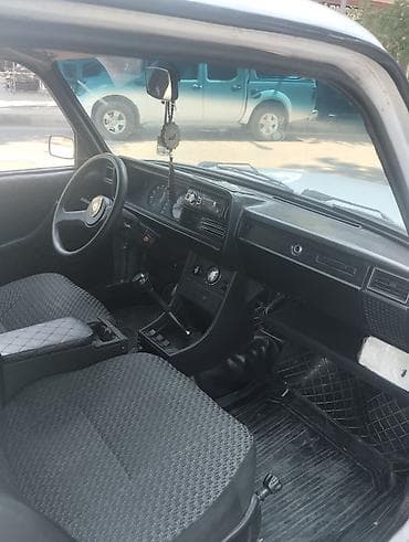 sam diskler: VAZ 2107, ağ rəng, sedan kuzov. Arxa şüşədə bənövşəyi rəngli plyonka — 5