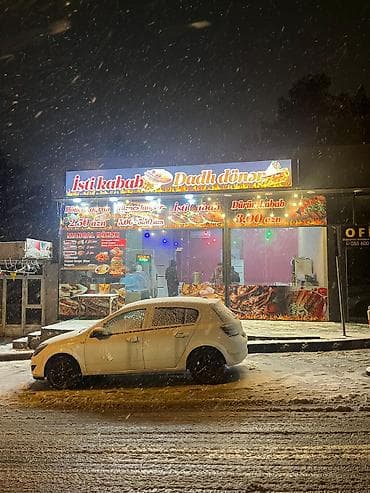 Рекламные щиты: SALAM. ŞƏXSİ BİZNESİMİ SATIRAM. GÜNDƏLİK MÜSTƏRİSİ OLAN YERDİ. ŞƏXSİ — 1