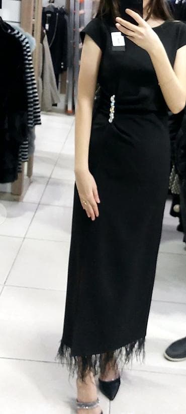 Ziyafət donu - Qara maxi don: Sadə və eleqant kəsim, çiyinlərdə qısa