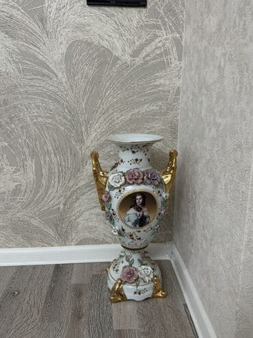 xocali sekilleri el ile cekilmis: Bir vaza, Farfor — 2