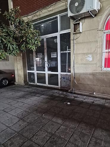 Arendaya verilir – vitrajlı girişə malik küçə səviyyəsində obyekt