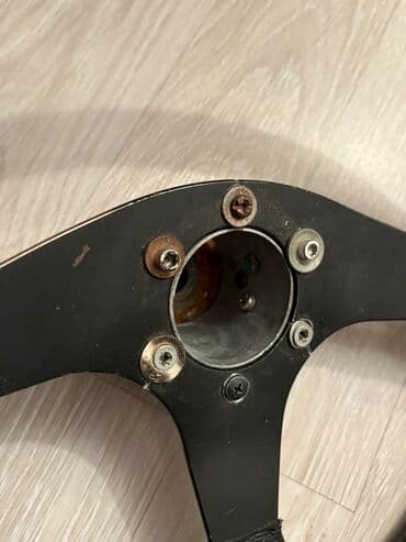 vossen disk teker: Momo Rul,Sükan
Şəkildə göründüyü kimidi
Universaldı
Ələ yatımlı ruldu — 2