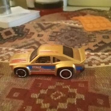 maşın oyuncaqı: Qızılı rəngdə metal oyuncaq maşın – kiçik ölçülü model avtomobil — 2